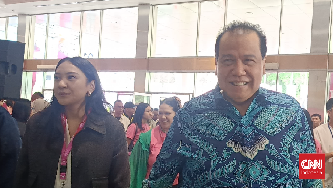 Chairman CT Corp Chairul Tanjung dan anaknya Putri Tanjung kompak hadiri Jakarta x Beauty (JxB) dan Tokyo Girls Collection (TGC) di JCC pada Sabtu (5/7).