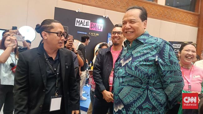 Pengunjung Jakarta x Beauty (JxB) semangat ketemu Chairman CT Corp Chairul Tanjung saat berkunjung ke acara tersebut di JCC.