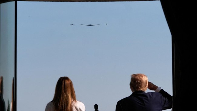 Presiden AS Donald Trump memamerkan Jet Bomber B-2 dalam perayaan Independence Day (4/7), seraya menyerukan Amerika menang.