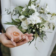 10 Playlist Lagu Barat Terbaik untuk Sempurnakan Hari Pernikahanmu, Hangat dan Romantis!