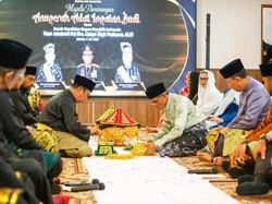 Kapolri Terima Anugerah Adat Ingatan Budi dari Lembaga Adat Melayu Riau