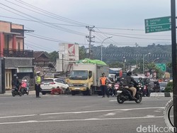 Brakk! Laka Beruntun di Bawen Semarang, 3 Truk-4 Motor Ringsek Parah