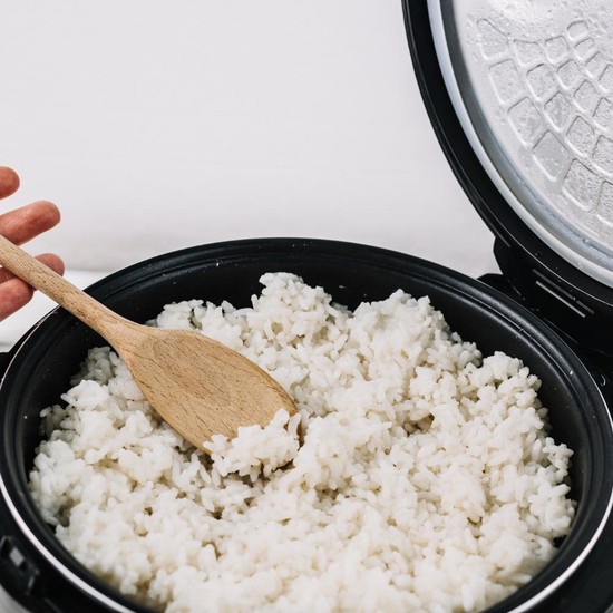 4 Kebiasaan Penyebab Nasi Cepat Basi di Rice Cooker
