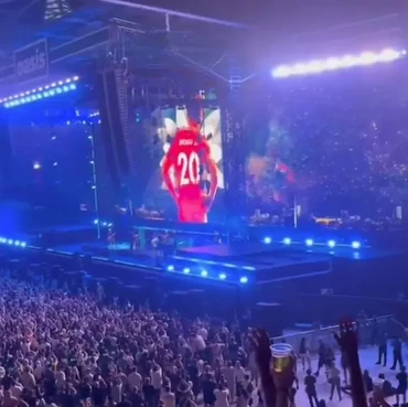 Konser Reuni Oasis Persembahkan Lagu 'Live Forever' untuk Diogo Jota