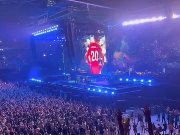 Konser Reuni Oasis Persembahkan Lagu 'Live Forever' untuk Diogo Jota