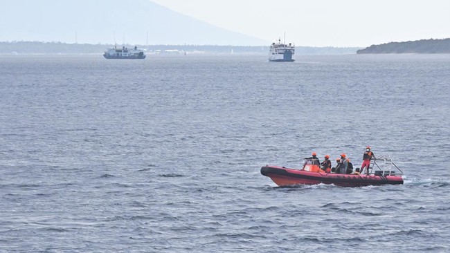 Basarnas Duga 27 Korban Hilang KMP Tunu Terjebak di Kendaraan Basarnas masih mencari 27 penumpang KMP Tunu Pratama Jaya yang tenggelam di Selat Bali. 30 orang selamat, 9 korban meninggal. Pencarian terkendala cuaca.