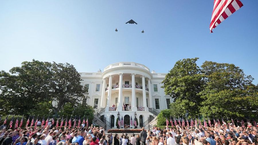 Empat pesawat F-22 mengambil bagian dalam penerbangan lintas udara, menandai Hari Kemerdekaan, di Gedung Putih di Washington, D.C., AS, 4 Juli 2025. Empat pesawat F-22 mengambil bagian dalam penerbangan lintas udara, menandai Hari Kemerdekaan, di Gedung Putih di Washington, D.C., AS, 4 Juli 2025. (REUTERS/Ken Cedeno)