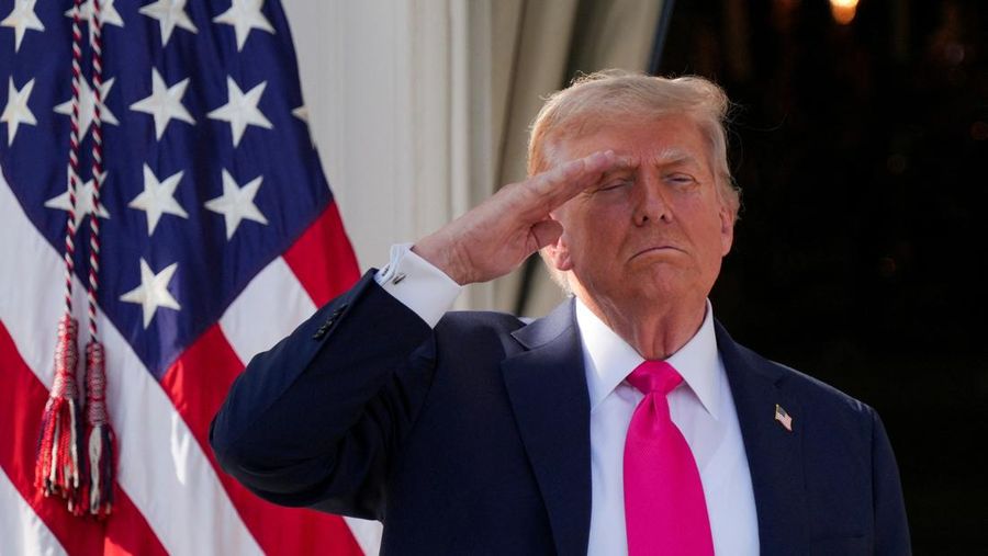 Empat pesawat F-22 mengambil bagian dalam penerbangan lintas udara, menandai Hari Kemerdekaan, di Gedung Putih di Washington, D.C., AS, 4 Juli 2025. Empat pesawat F-22 mengambil bagian dalam penerbangan lintas udara, menandai Hari Kemerdekaan, di Gedung Putih di Washington, D.C., AS, 4 Juli 2025. (REUTERS/Ken Cedeno)