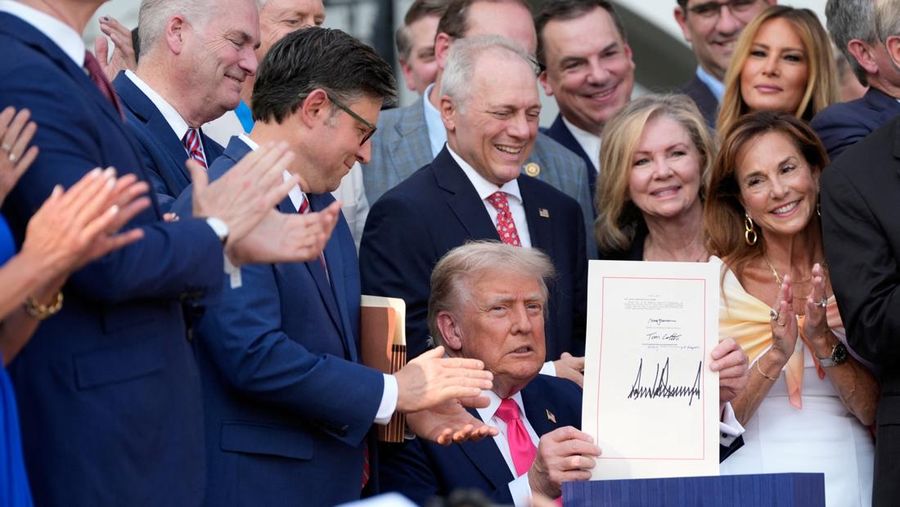 Empat pesawat F-22 mengambil bagian dalam penerbangan lintas udara, menandai Hari Kemerdekaan, di Gedung Putih di Washington, D.C., AS, 4 Juli 2025. Empat pesawat F-22 mengambil bagian dalam penerbangan lintas udara, menandai Hari Kemerdekaan, di Gedung Putih di Washington, D.C., AS, 4 Juli 2025. (REUTERS/Ken Cedeno)
