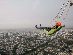 Usia Bukan Halangan! Umur 40+ Bisa Lho Main Ayunan di Lantai 100 Gedung di Jakarta