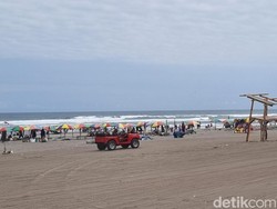 Libur Sekolah, Ribuan Wisatawan Jejali Pantai Parangtritis