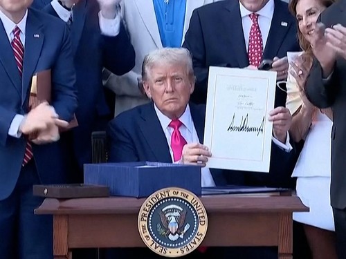 VIDEO: Momen Trump Sahkan UU One Big Beautiful Bill di Gedung Putih