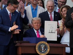 Trump Teken UU Pajak-Anggaran Big Beautiful Saat Seremoni 4 Juli