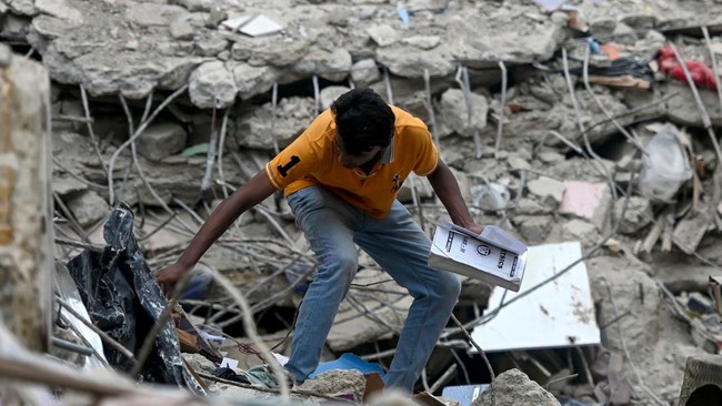 Sebuah bangunan lima lantai di Karachi, Pakistan, rubuh pada Jumat (4/7) dan tercatat hingga Minggu (6/7) telah ada 27 orang meninggal dunia.