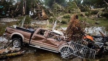 FOTO: Banjir Bandang Terjang Texas, 50 Orang Tewas