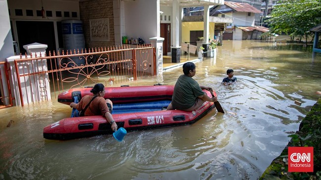 Sejumlah warga yang terdampak banjir akibat luapan Kali Ciliwung di Kebon Pala, Jakarta Timur, dievakuasi.