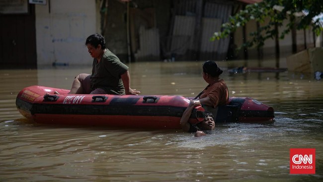 Warga bisa mendapatkan informasi terkini kondisi banjir di Jakarta secara daring di laman resmi Pemprov DKI.