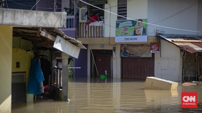 BPBD DKI Jakarta melaporkan enam RT dan satu ruas jalan banjir akibat hujan deras yang mengguyur Senin (4/8) sore.