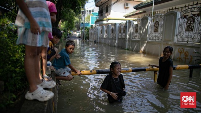 Banjir setinggi 60 cm merendam ratusan rumah di Perumahan Binong Permai, Tangerang. Warga berharap solusi konkret pemerintah untuk atasi masalah tahunan ini.