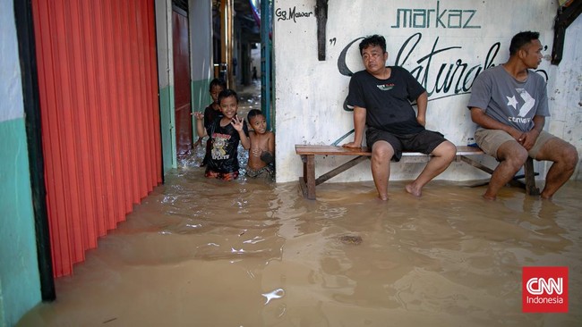 Badan Penanggulangan Bencana Daerah (BPBD) DKI Jakarta mencatat 53 RT terendam banjir imbas hujan deras yang mengguyur Jakarta hingga Minggu (6/7) petang.
