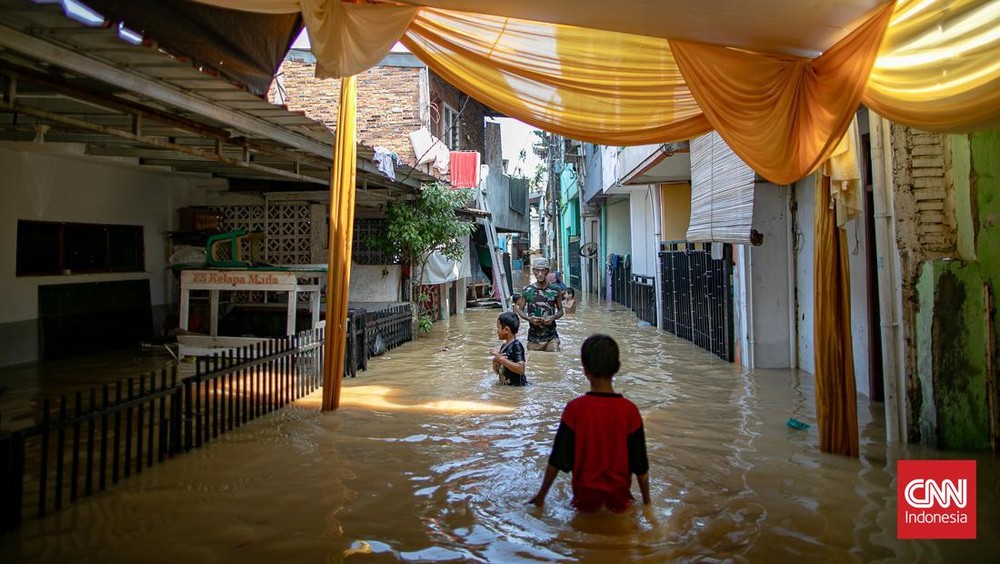 Jakarta Terendam! 62 RT Kebanjiran, Air di Cililitan Capai 1 Meter Lebih!