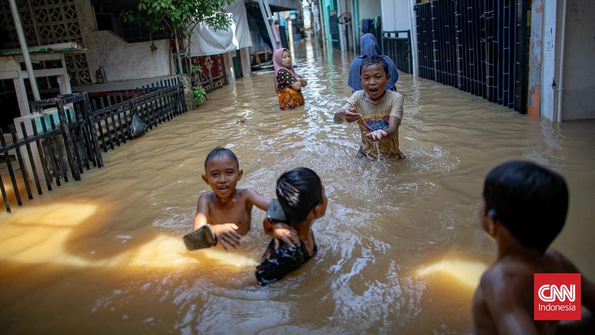Pompa Air Dioperasikan Atasi Banjir Jakarta, Pintu Air Dibuka Maksimal