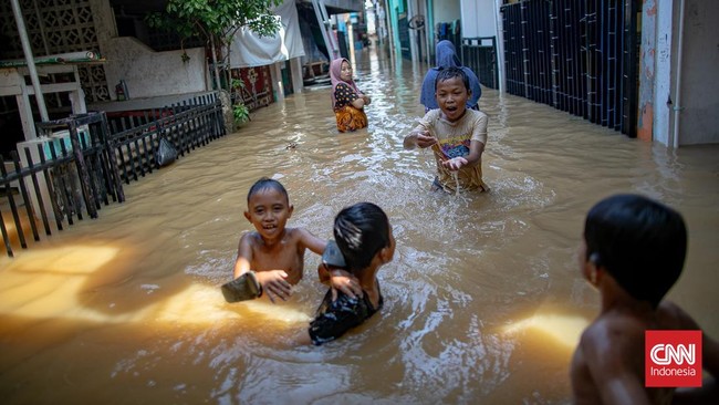 Pompa Air Dioperasikan Atasi Banjir Jakarta, Pintu Air Dibuka Maksimal Sejumlah pompa air dioperasikan untuk menangani banjir di sejumlah wilayah di Jakarta, khususnya Jakarta Timur dan Selatan.