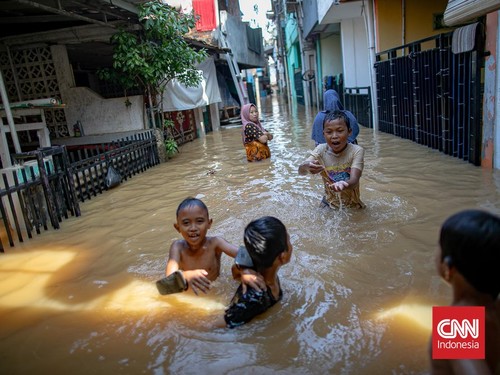 FOTO: Banjir Rendam Kawasan Bidara Cina Jakarta