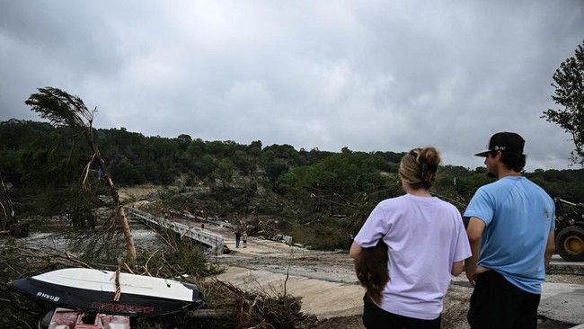 Korban Tewas Banjir Bandang Texas Melonjak Jadi 50 Orang Korban meninggal dunia dari banjir bandang di Texas, Amerika Serikat, kini melonjak menjadi 50 orang pada Minggu (6/7).