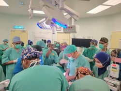 Momen Dokter di Malaysia Sukses Operasi Bayi Kembar Siam Langka, Prosesnya 13 Jam