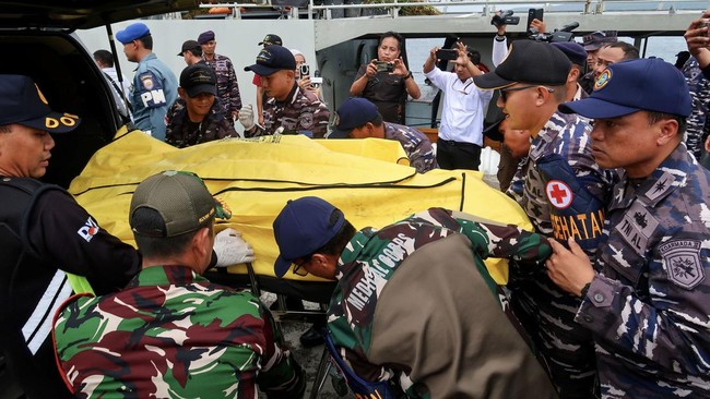 Pencarian korban KMP Tunu Pratama Jaya yang tenggelam di Selat Bali berlanjut. Tim SAR mengungkapkan 27 orang masih hilang.
