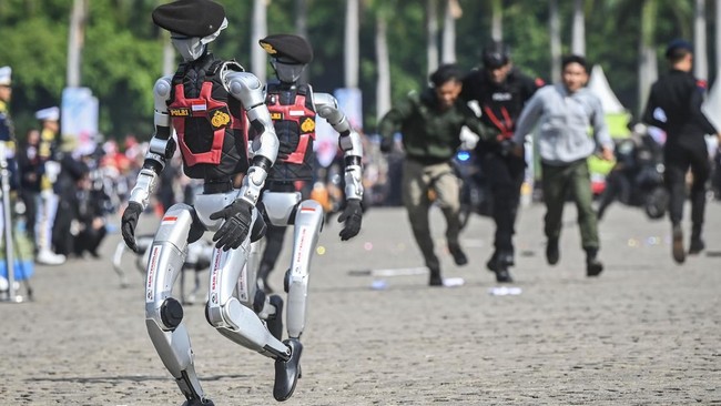 Enggak Pakai Anggaran, Baru Uji Coba Kapolri Jenderal Listyo Sigit Prabowo merespons kritik anggaran robot polisi yang dipamerkan di HUT mencapai Rp3 miliar.