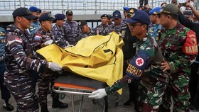 FOTO: Korban KMP Tunu Masih Hilang hingga Adik Luhut Jadi Calon Dubes