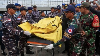 FOTO: Korban KMP Tunu Masih Hilang hingga Adik Luhut Jadi Calon Dubes
