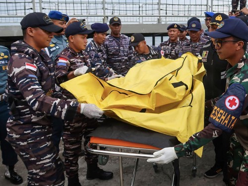 FOTO: Korban KMP Tunu Masih Hilang hingga Adik Luhut Jadi Calon Dubes