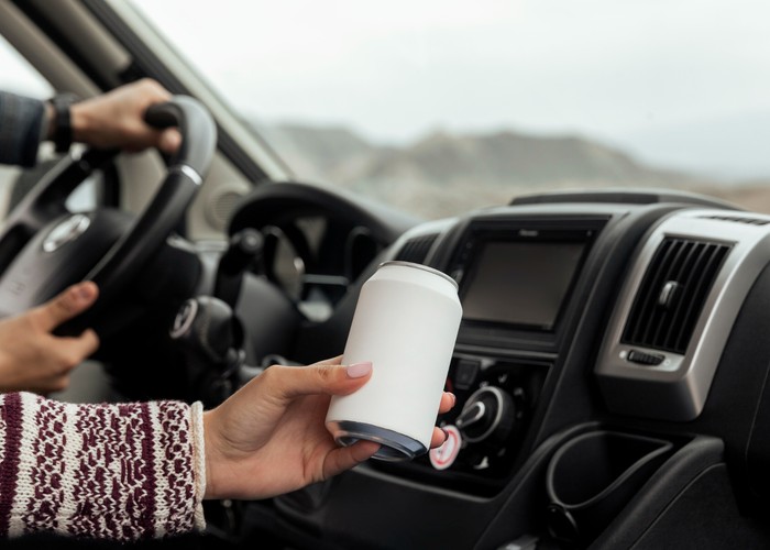 Cuaca panas menyebabkan cairan dan gas di dalam minuman kaleng bisa mengembang hingga meledak.