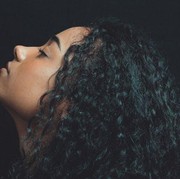 6 Tips Merawat Rambut Keriting yang Mudah Ditiru