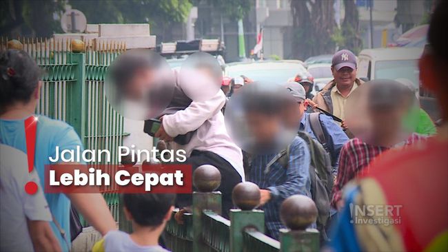Penumpang Nekat Lompati Pagar di Pintu Stasiun Kereta Cikini