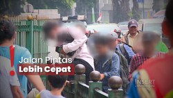 img-title Penumpang Nekat Lompati Pagar di Pintu Stasiun Kereta Cikini