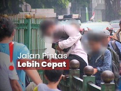 Penumpang Nekat Lompati Pagar di Pintu Stasiun Kereta Cikini