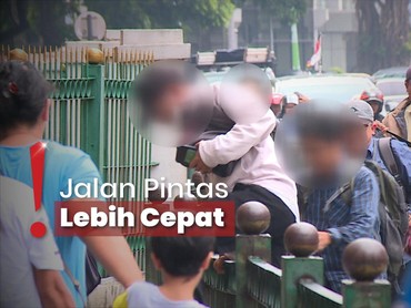 img-title Penumpang Nekat Lompati Pagar di Pintu Stasiun Kereta Cikini