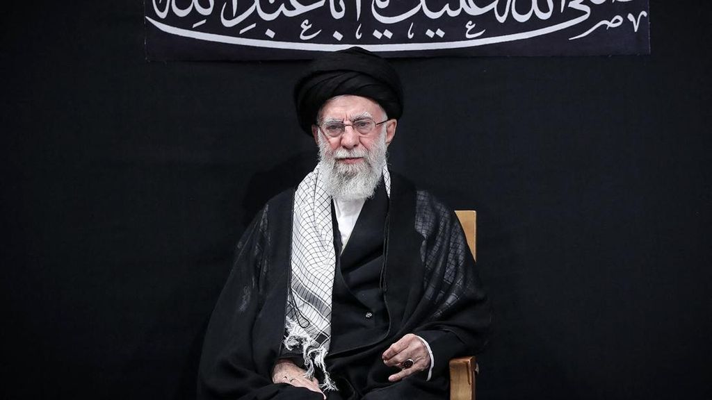 Khamenei Tolak Mundur, Tuduh AS Cawe-cawe Demo karena Mau Minyak Iran