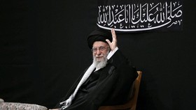 FOTO: Momen Perdana Khamenei Muncul Usai Jadi Target Pembunuhan Israel