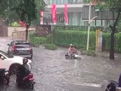 Video: Kemang Jaksel Banjir, Lalu Lintas Terhambat