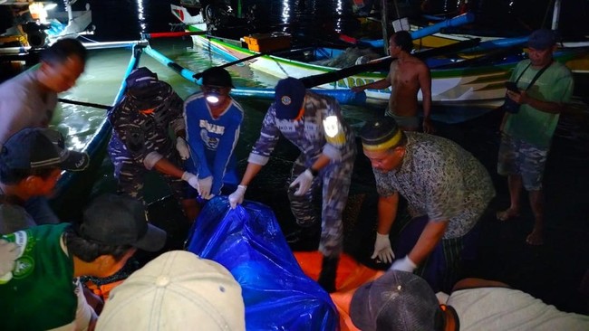 Satu Korban Ditemukan, Sisa 27 Masih Dicari Tim SAR gabungan kembali menemukan satu jasad diduga korban KMP Tunu Pratama Jaya, yang tenggelam di Selat Bali, Minggu (6/7) petang.