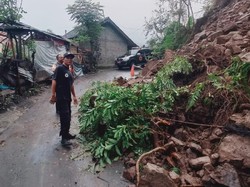 Dua Titik Longsor di Karangasem Tutupi Akses Jalan Manggis-Selat