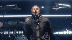 Bikin Penonton Keos, Liam Gallagher Kini Dilarang Lempar Marakas & Tamborin di Konser Oasis