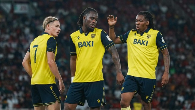Duel Arema vs Oxford Terhenti, Lampu Stadion Padam Pertandingan Arema FC vs Oxford United dalam laga kedua Grup A Piala Presiden 2025 terhenti karena lampu Stadion Si Jalak Harupat padam, Kamis (10/7).