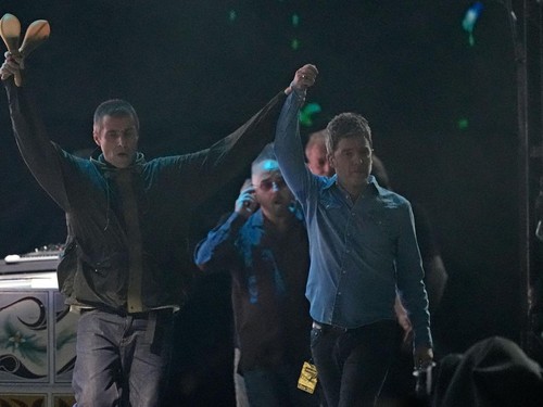 FOTO: Momen Bersejarah, Oasis Reuni Konser Setelah 16 Tahun Bubar