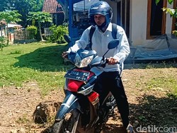 Kisah Guru Saryono 33 Tahun Mengajar Ditemani Motor Tua